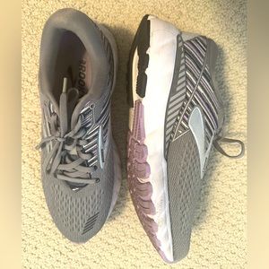 Brooks Adrenaline GTS 20 Size 8 Running Shoe